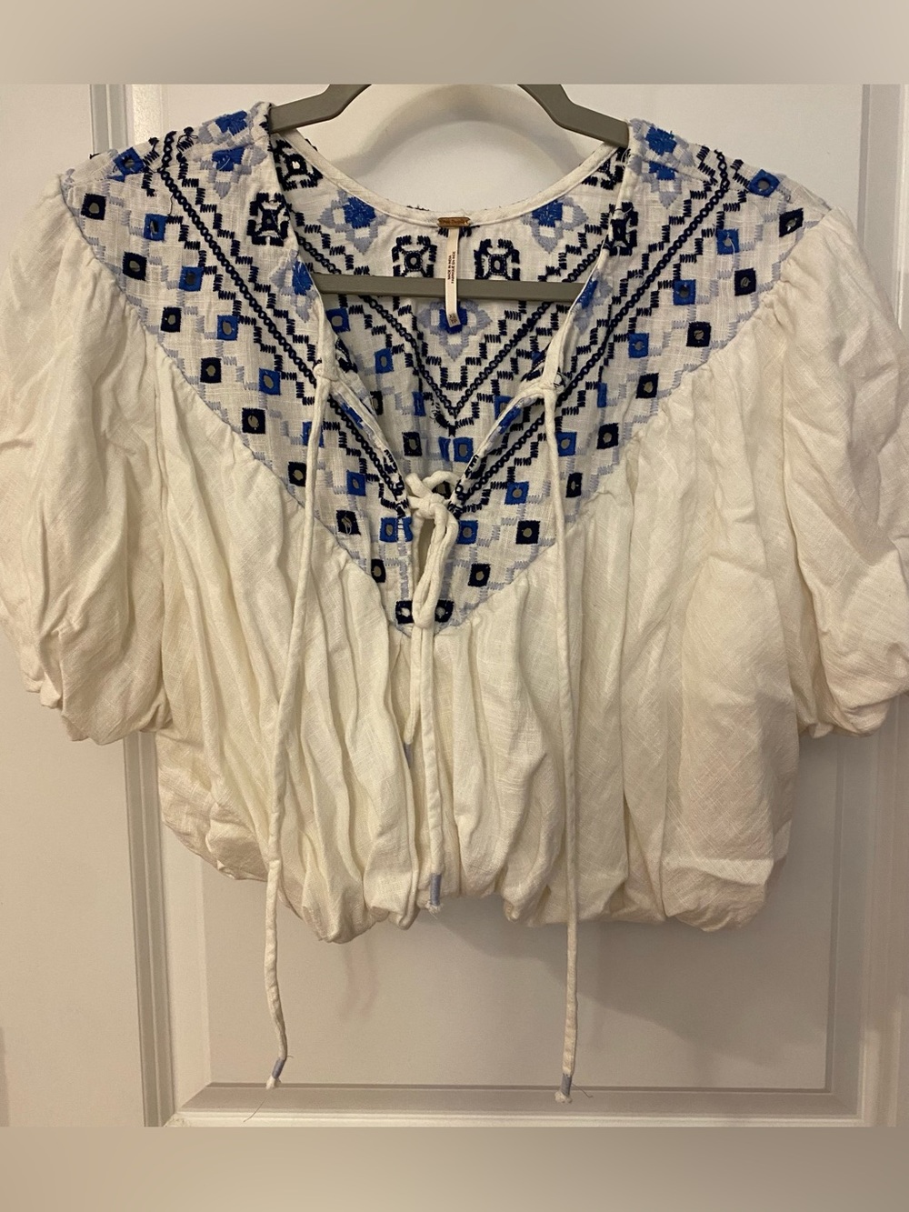 Free People Joni Cropped Peasant Top Sz XS Ivory w/Blue Embroidery Boho - Picture 5 of 13